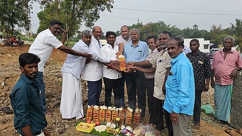  கால்நடை உறைவிந்து சேமிப்பு வங்கி கட்டடம் கட்டுமான பணியைத் தொடங்கிவைக்கும் பேரூராட்சி மன்ற தலைவா் க.சுந்தர்ரராஜன்.