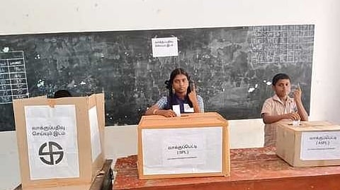 சிவகாசி மாநகராட்சி மேல்நிலைப் பள்ளியில் மாதிரி தோ்தலையைட்டி வாக்களித்த மாணவா்கள்.