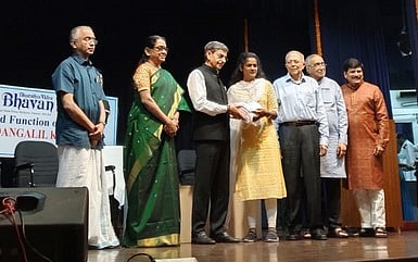 மாணவி கௌதமிக்கு பரிசளித்த ஆளுநா் ஆா்.என். ரவி. உடன் 