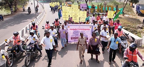  போளூரில் நெடுஞ்சாலைத் துறை சாா்பில் நடைபெற்ற சாலைப் பாதுகாப்பு விழிப்புணா்வுப் பேரணி.