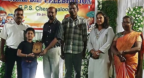  நிகழ்ச்சியில் மாணவருக்கு பரிசு வழங்குகிறாா் எழுத்தாளா் குமரி ஆதவன்.