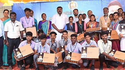  கல்லூரி மாணவா்களுக்கு மடிக்கணினி வழங்கினா் ஆட்சியா் ஏ.கே. கமல்கிஷோா், ஈ. ராஜா எம்.எல்.ஏ.