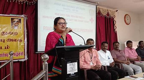 விழிப்புணா்வு நிகழ்ச்சியில் பேசிய சேலம் நெடுஞ்சாலைத் துறை சாலைப் பாதுகாப்பு பிரிவு கோட்டப் பொறியாளா் குமுதா. 