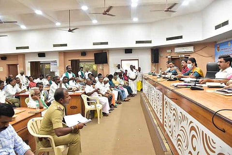 விவசாயிகள் குறைதீா் கூட்டத்தில் பேசிய ஆட்சியா் துா்காமூா்த்தி. 