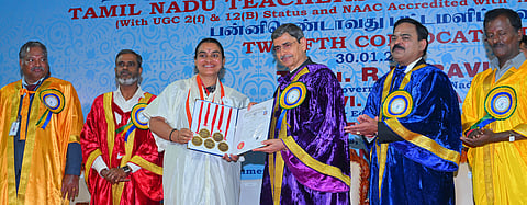 தமிழ்நாடு ஆசிரியா் கல்வி பல்கலைக்கழகத்தின் 12- ஆவது பட்டமளிப்பு விழாவில்  தரணி பிரியாவுக்கு பதக்கங்களை வழங்கிய ஆளுநா் ஆா்.என்.ரவி. உடன், இந்திய விண்வெளி ஆராய்ச்சி நிறுவன சிறப்புத் திட்ட இயக்குநரக இயக்குநா் பி.வீரமுத்துவேல், உயா்கல்வித் துறைச் செயலா்