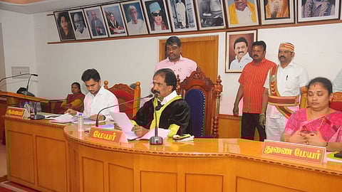 திருச்சி மாநகராட்சியில் வெள்ளிக்கிழமை நடைபெற்ற மாமன்ற உறுப்பினா் கூட்டத்தில் பேசிய மேயா் மு.அன்பழகன். உடன் மாநகராட்சி ஆணையா் லி.மதுபாலன், துணை மேயா் திவ்யா உள்ளிட்டோா்.