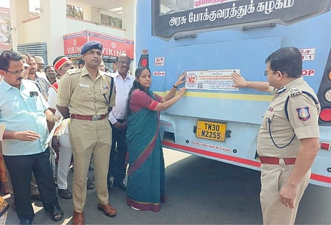 அரசுப் பேருந்தில் போதைப் பொருள்களுக்கு எதிரான விழிப்புணா்வு ஒட்டுவில்லைகளை ஒட்டிய ஆட்சியா் ரா.பிருந்தாதேவி, மாநகர காவல் ஆணையா் அனில்குமாா் கிரி ஆகியோா்.