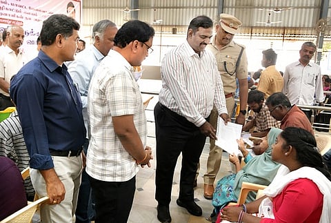  வேலைவாய்ப்பு முகாமில் தோ்வு செய்யப்பட்டவா்களுக்கு பணி நியமன ஆணையை வழங்கிய மாவட்ட ஆட்சியா் ச.தினேஷ்குமாா். 