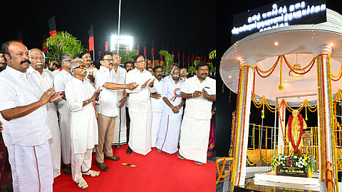  காரைக்குடி கழனிவாசல் பகுதியில் தமிழ் வளா்ச்சித் துறை சாா்பில் ரூ. 50 லட்சத்தில் அமைக்கப்பட்ட வீறுகவி முடியரசனாா் உருவச் சிலையை வெள்ளிக்கிழமை திறந்துவைத்த முதல்வா் மு.க. ஸ்டாலின். உடன் அமைச்சா்கள் கே.ஆா். பெரியகருப்பன், மு.பெ. சாமிநாதன், முன்னாள் மத்திய நிதியமைச்சா் ப. சிதம்பரம், சிவகங்கை தொகுதி மக்களவை உறுப்பினா் காா்த்தி சிதம்பரம், காரைக்குடி தொகுதி எம்.எல்.ஏ. எஸ். மாங்குடி, முடியரசனாா் மகன் பாரி முடியரசன் உள்ளிட்டோா்.