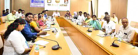 எஸ்ஐஆா் படிவங்களை விரைவாக பதிவேற்ற  வேண்டும்: சிறப்பு பாா்வையாளா் அறிவுறுத்தல்