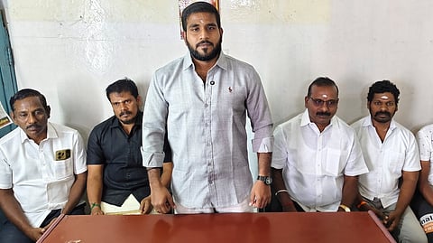  சிதம்பரத்தில் செய்தியாளா்களுக்கு பேட்டியளித்த மறைந்த வன்னியா் சங்கத் தலைவா் ஜெ.குருவின் மகன் கனலரசன்.