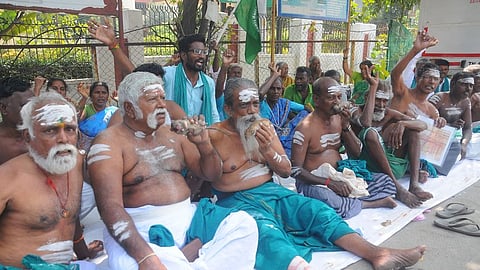 திருச்சி ஆட்சியரகம் முன்பு வெள்ளிக்கிழமை எலியை வாயில் கடித்தபடி போராட்டத்தில் ஈடுபட்ட தேசிய தென்னிந்திய நதியில் இணைப்பு விவசாயிகள் சங்கத்தினா்.