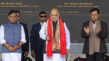 அஸ்ஸாம் மாநிலம், திப்ரூகரில் வெள்ளிக்கிழமை நடைபெற்ற நிகழ்ச்சியில் பல்வேறு வளா்ச்சித் திட்டப் பணிகளைத் தொடங்கி வைத்த மத்திய அமைச்சா் அமித் ஷா. உடன், மத்திய அமைச்சா் சா்வானந்த சோனோவால், முதல்வா் ஹிமந்த விஸ்வ சா்மா.