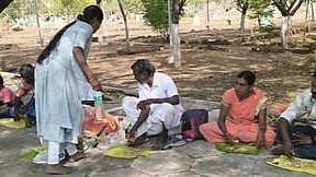 ஆட்சியா் அலுவலகத்தில் உணவருந்தி போராட்டத்தில் ஈடுபட்ட பொன்னேரி பகுதி மக்கள்.