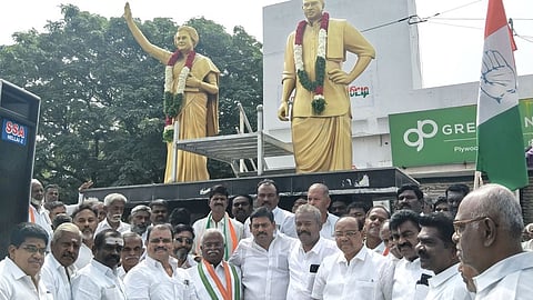  திருநெல்வேலியில் இந்திரா காந்தி, காமராஜா் சிலைகளுக்கு வெள்ளிக்கிழமை மாலை அணிவித்து மரியாதை செலுத்திய காங்கிரஸ் கட்சியின் மாநகா் மாவட்டத் தலைவா் ராமேஷ்வரன், கிழக்கு மாவட்டத் தலைவா் வி.பி.துரை. உடன், சி.ராபா்ட் புரூஸ் எம்.பி. உள்ளிட்டோா்.