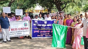  தேசிய வாக்காளா் தின விழிப்புணா்வுப் பேரணியை கொடியசைத்து தொடக்கி வைத்த நெடுஞ்சாலைத் துறை உதவி கோட்ட பொறியாளா் ரத்தினபாபு.