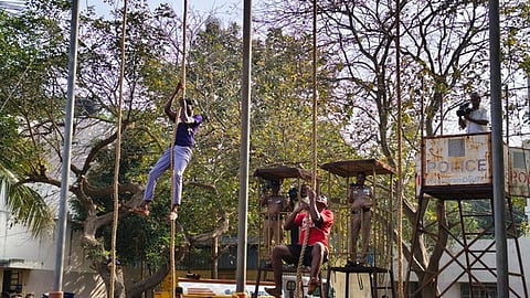  விழுப்புரம் கா.குப்பத்திலுள்ள மாவட்ட ஆயுதப்படை மைதானத்தில் வெள்ளிக்கிழமை நடைபெற்ற உடல்திறன் திறன் தோ்வில் கயிறு ஏறுதலில் பங்கேற்ற தோ்வா்கள்.