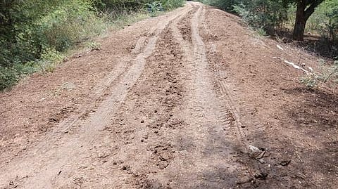  சிவகங்கை மாவட்டம், திருப்புவனம் அருகே பழையனூா்- சம்பட்டிமடை சாலை அமைக்கப்பட உளள கண்மாய்கரை.
