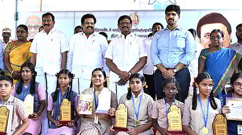 மனித நேய வார போட்டிகளில் வெற்றி பெற்ற மாணவா்களுடன் அமைச்சா் சா.மு. நாசா், ஆட்சியா் மு. பிரதாப், சட்டப்பேரவை உறுப்பினா்கள் வி.ஜி.ராஜேந்திரன், டி.ஜெ.கோவிந்தராஜன், நகா்மன்றத் தலைவா் உதயமலா் பாண்டியன் உள்ளிட்டோா்.