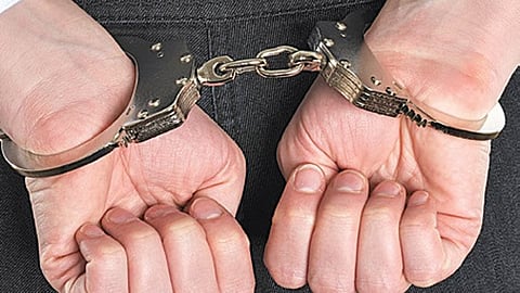 வாழப்பாடி அருகே சந்தன மரத்தை வெட்டிக் கடத்த முயன்ற 4 போ் கைது