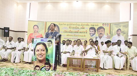  திருநெல்வேலியில் நடைபெற்ற வாக்குச் சாவடி முகவா்கள் ஆலோசனைக் கூட்டத்தில் பேசுகிறாா் தேமுதிக பொதுச் செயலா் பிரேமலதா விஜயகாந்த்.