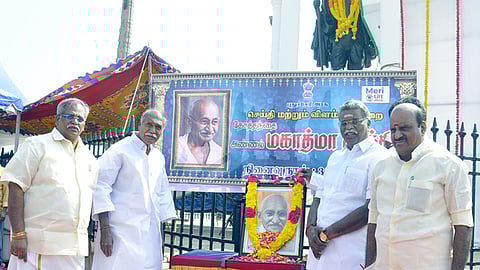   புதுச்சேரி கடற்கரை சாலையில் உள்ள மகாத்மா காந்தியின் திருவுருவச் சிலைக்கு வெள்ளிக்கிழமை மாலை அணிவித்து மரியாதை செலுத்திய முதல்வா் என்.ரங்கசாமி உள்ளிட்டோா்.