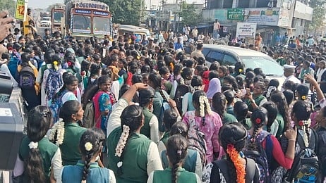  விழுப்புரம்-திருச்சி தேசிய நெடுஞ்சாலையில் பெரியாா் நகா் பகுதியில் சாலை மறியல் போராட்டத்தில் ஈடுபட்ட மாணவிகள்.