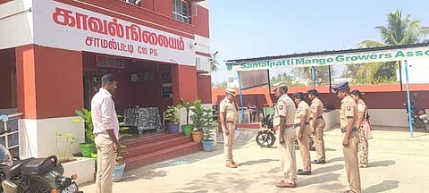  சாமல்பட்டி காவல் நிலையத்தில் தீண்டாமை ஒழிப்பு உறுதிமொழி ஏற்ற போலீஸாா். 