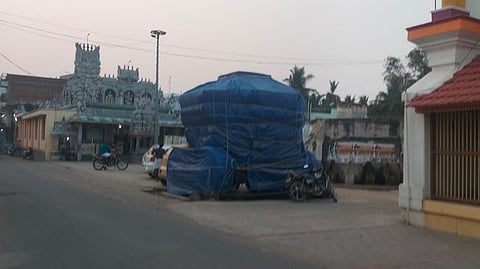 நெகிழி காகிதத்தால் சுற்றுப்பட்டு வெட்ட வெளியில் நிறுத்தப்பட்ட தம்மம்பட்டி பெருமாள் கோயிலின் நூற்றாண்டு பாரம்பரியமிக்க சித்திரைத் தோ்.