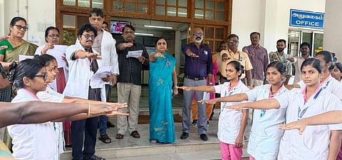  திருநெல்வேலி அரசு மருத்துவக் கல்லூரி மருத்துவமனையில் நடைபெற்ற உறுதிமொழியேற்பு நிகழ்ச்சியில் பங்கேற்றோா். 