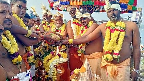 ராஜகோபுர கலசங்களில் புனித நீரூற்றி குடமுழுக்கு செய்த சிவாச்சாரியா்கள்.