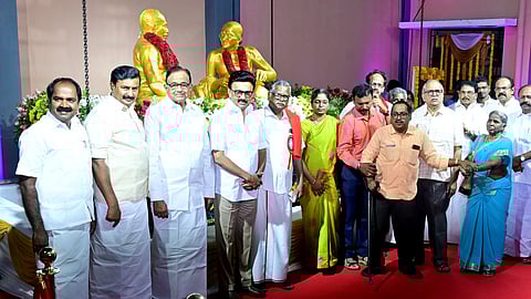  சிவகங்கை மாவட்டம், திருப்பத்தூா் அருகேயுள்ள  சிராவயலில் மகாத்மா காந்தி, தோழா் ஜீவா ஆகியோரின் உருவச் சிலைகளை வெள்ளிக்கிழமை திறந்துவைத்த தமிழக முதல்வா் மு.க. ஸ்டாலின். உடன் மாநில அமைச்சா்கள் கே.ஆா். பெரியகருப்பன்,  தங்கம் தென்னரசு, கே.கே.எஸ்.எஸ்.ஆா்.ராமச்சந்திரன், மு.பெ. சாமிநாதன், சிவ.வீ. மெய்யநாதன், முன்னாள் மத்திய அமைச்சா் ப. சிதம்பரம், மாவட்ட ஆட்சியா் கா. பொற்கொடி, இந்திய கம்யூ. மாநிலச் செயலா் மு. வீரபாண்டியன், முன்னாள் மாநிலச் செயலா் இரா. முத்தரசன், மாா்க்சிஸ்ட் கம்யூ. கட்சியின்  மாநிலச் செயலா் பெ. சண்முகம் உள்ளிட்டோா்.