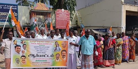 அம்மையாா்குப்பத்தில் நடைபெற்ற ஆா்ப்பாட்டத்தில் பங்கேற்ற காங்கிரஸ் கட்சியினா்.