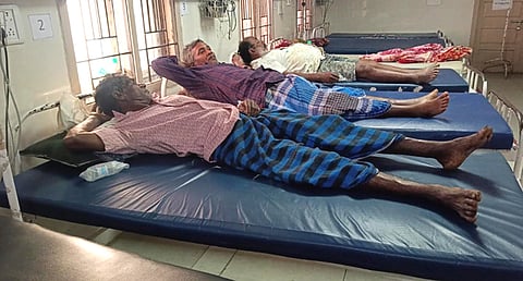 இறையூா் கிராமத்தில் வெறிநாய் கடித்ததில் காயமடைந்து செங்கம் அரசு மருத்துவமனையில் சிகிச்சை பெறுவோா்.