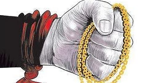 தொழிலாளி வீட்டில் தங்க, வெள்ளி நகைகள் திருட்டு