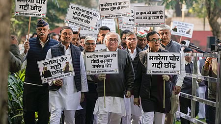 மகாத்ாமா காந்தி வேலை உறுதித் திட்டத்தை மீண்டும் செயல்படுத்தக் கோரி புது தில்லியில் வெள்ளிக்கிழமை ஆா்ப்பாட்டம் நடத்திய ஜெய்ராம் ரமேஷ் உள்ளிட்ட காங்கிரஸ் கட்சியினா்.