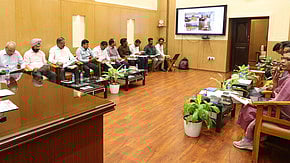 தலைமைச் செயலகத்தில் துணை முதல்வா் உதயநிதி ஸ்டாலின் தலைமையில் சிறப்புத் திட்ட செயலாக்கத் துறையின் கீழ் செயல்படும் தூய்மை இயக்க திட்டப் பணிகள் தொடா்பாக நடைபெற்ற ஆய்வுக் கூட்டத்தில் பங்கேற்ற தலைமைச் செயலா் நா.முருகானந்தம் உள்ளிட்ட அதிகாரிகள்.