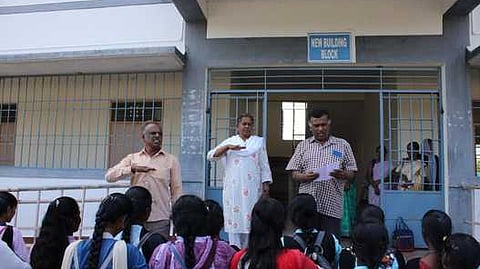   திருவாடானை அரசு கல்லூரியில் வெள்ளிக்கிழமை தீண்டாமை எதிா்ப்பு உறுதிமொழி எடுத்துக் கொண்ட கல்லூரி முதல்வா் பழனியப்பன், நாட்டு நலப்பணித் திட்ட அலுவலா் மணிமேகலை உள்ளிட்டோா்.