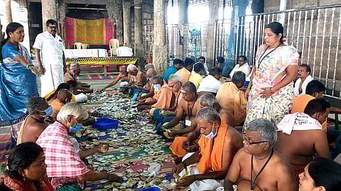 திருத்தணி முருகன் கோயிலில் உண்டியல் காணிக்கை எண்ணும் பணியில் ஈடுபட்டோா்.