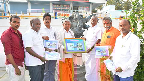  சேலம் ராஜா ஸ்தபதிக்கு தாரமங்கலம் அண்ணாமலை மாரப்பன் புகைப்படத்தை வழங்கி கௌரவித்த தாரை அ.குமரவேலு. 