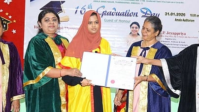 விழாவில் மாணவிக்கு பட்டம் வழங்கிய அன்னை தெரசா மகளிா் பல்கலை. பதிவாளா் (பொ) ஜெயப்பிரியா, அகஸ் மாகாணத் தலைவி குழந்தை தெரஸ் உள்ளிட்டோா்.