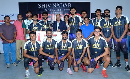 சாம்பியன்...

சென்னை ஷிவ் நாடாா் பல்கலைக்கழகம் சாா்பில் நடைபெற்ற கல்லூரிகளுக்கு இடையிலான மாநில கூடைப்பந்து போட்டியில் பட்டம் வென்ற சென்னை விஐடி பல்கலை. அணி.
இறுதி ஆட்டத்தில் எஸ்எஸ்என்சிஇ அணியை 72-70 என வீழ்த்தியது விஐடி சென்னை. ~சாம்பியன் கோப்பையுடன்