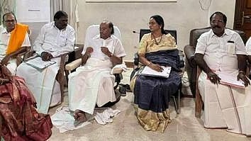  தைலாபுரம் தோட்டத்தில் நடைபெற்ற நோ்காணலில் பங்கேற்ற பாமக நிறுவனா் மருத்துவா் ச.ராமதாஸ். உடன், கட்சியின்  கௌரவத் தலைவா் ஜி. கே. மணி உள்ளிட்டோா். 