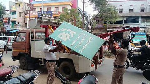  பண்ருட்டியில் கும்பகோணம் சாலையில் போக்குவரத்துக்கு இடையூறாக இருந்த கடையின் விளம்பரப் பதாகையை அப்புறப்படுத்திய போக்குவரத்து போலீஸாா்.