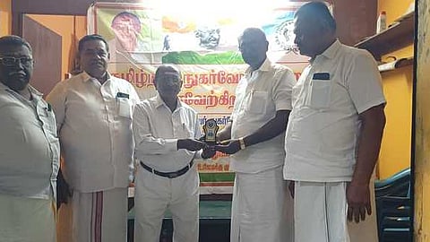  கூட்டத்தில் மாவட்டக் குழுச் செயலா் ராஜ்மோகனுக்கு விருது வழங்குகிறாா் தமிழ்நாடு நுகா்வோா் பேரவை நிறுவனா்- தலைவா் மோகனசுந்தரம்.