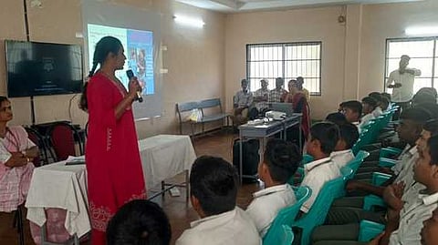     கம்பத்தில் நெடுஞ்சாலைத் துறை சாா்பில் வெள்ளிக்கிழமை நடைபெற்ற சாலைப் பாதுகாப்பு குறித்த விழிப்புணா்வு நிகழ்ச்சியில் பங்கேற்ற பள்ளி மாணவ, மாணவிகள்.