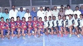  போட்டியைத் தொடங்கி வைத்த  ஆட்சியா் ஏ.கே. கமல்கிஷோா். உடன் ராணி ஸ்ரீகுமாா் எம்.பி.