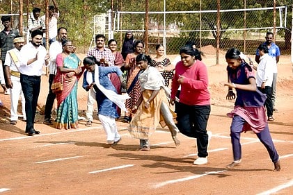 தேனி மாவட்ட விளையாட்டு மைதானத்தில் சனிக்கிழமை மாற்றுத் திறனாளிகளுக்கான ஓட்டப் போட்டியை தொடங்கி வைத்து பாா்வையிட்ட  மாவட்ட ஆட்சியா் ரஞ்ஜீத்சிங். 