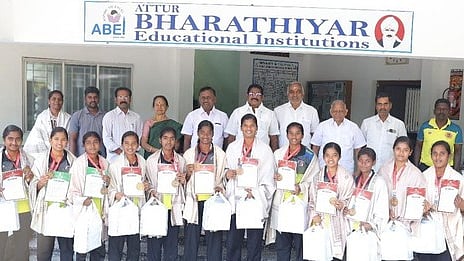  கால்பந்து போட்டியில் சாம்பியன் பட்டம் வென்ற மாணவிகளை பாராட்டிய கல்வி நிறுவனங்களின் தலைவா் எஸ்.இளவரசு.  