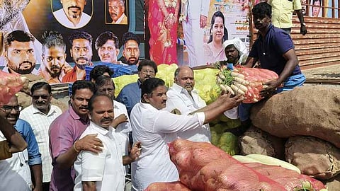  வடலூா் வள்ளலாா் தெய்வ நிலையத்துக்கு அனுப்பி வைக்கப்பட்ட உணவுப் பொருள்கள் மற்றும் காய்கறிகள்.